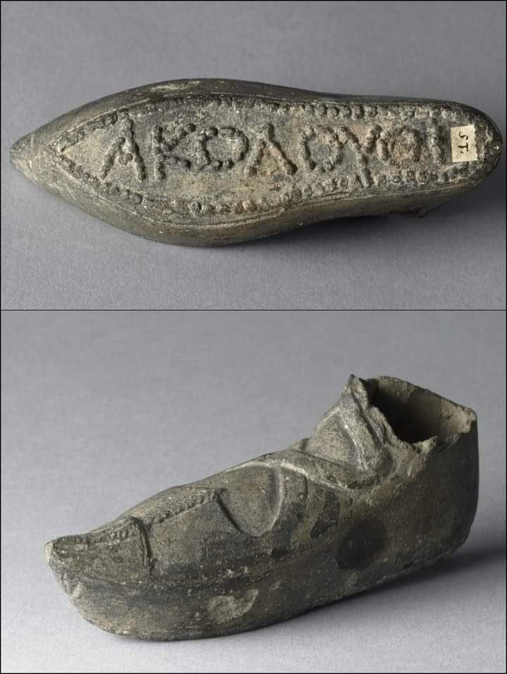 redhistoria's tweet photo. Un modelo de sandalia con la inscripción griega de 'ΑΚΟΛΟΥΘ[Ε]Ι' ("sígueme") en la suela.
De Egipto, datado alrededor del Siglo II d.C.
Comúnmente se cree que lo usaban prostitutas, pero podrían haberlo usado proxenetas, guías o cualquier persona que quisiera ser seguido por aquellos que quieren pasar buenos momentos en sus vidas en buena compañía.