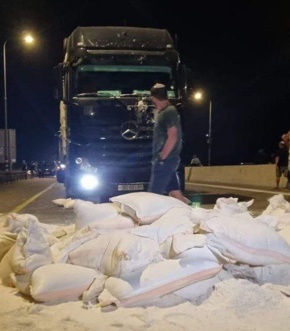 Shocking: This image encapsulates the story between brutal colonization and the Palestinian people living under occupation. In the picture, humanitarian aid intended for the hungry in Gaza is intercepted by crowds of Israelis with support from Israeli police, thrown to the