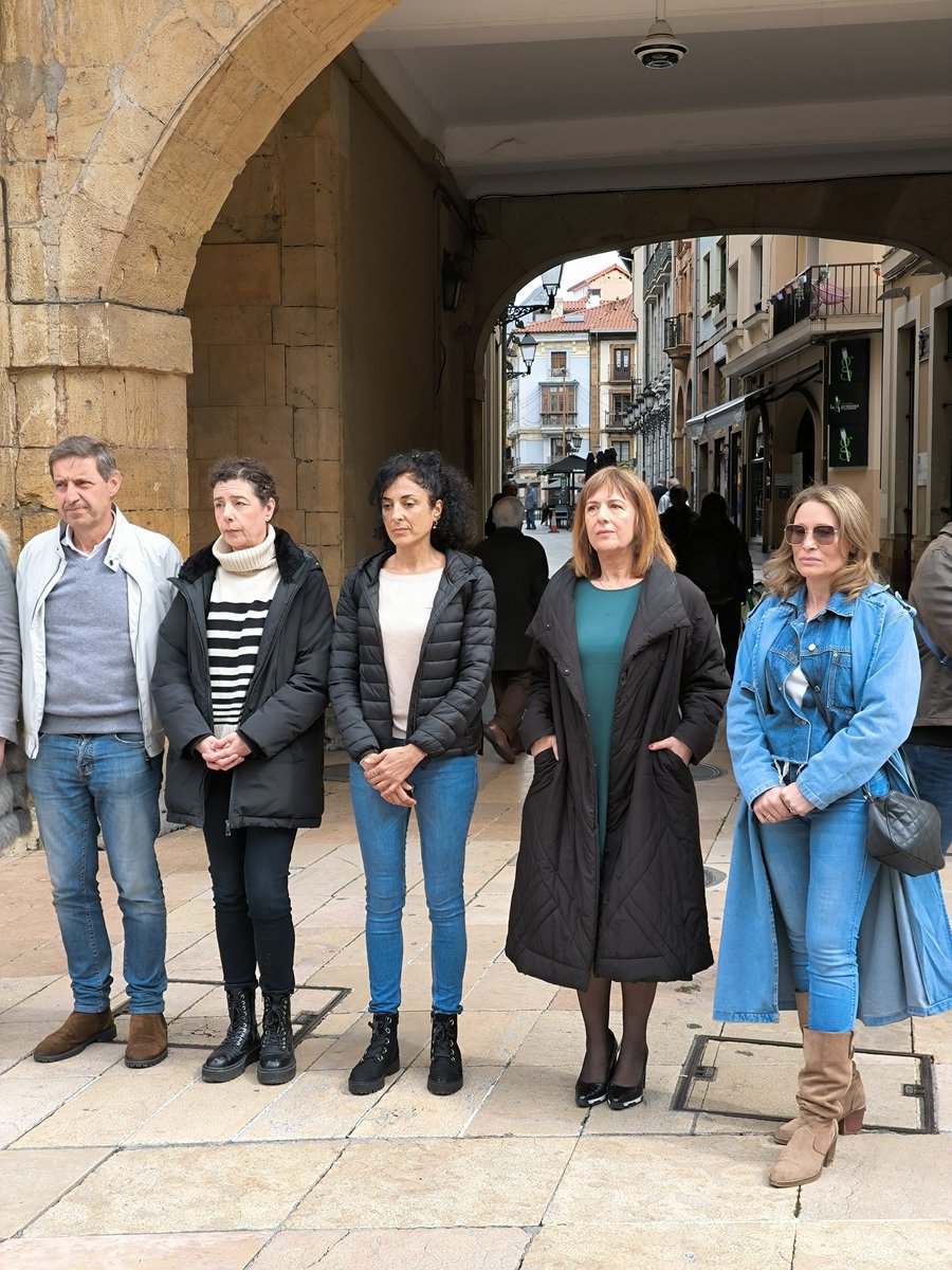 🟣 En el minuto de silencio, junto a los y las vecinas de #Oviedo, en memoria de las 10 mujeres víctimas de la violencia machista que han sido asesinadas en lo que va de año.
#NiUnaMenos                
#NosQueremosVivas