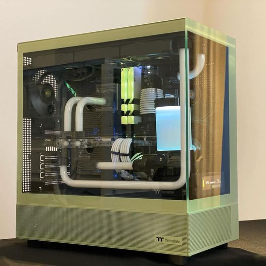 ThermaltakeInc's tweet photo. A View 270 Matcha Green with custom liquid cooling. How do you all like this build?
📷 Ddtech & Thermaltake Latin
#Thermaltake #View270 #MatchaGreen https://t.co/6FaRWR3o0s