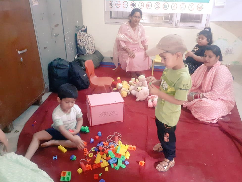 #Sambapollday Kids playing while parents are voting with ease at #Pink polling station set up with kid's zone and waiting room for women at Govt. Girls Model HSS, #Samba. @ceo_UTJK @ECISVEEP @diprjk @Abhi1shrma #LokSabhaElections2024  #SambaVoting #ChunavKaPrav #DeshKaGarv