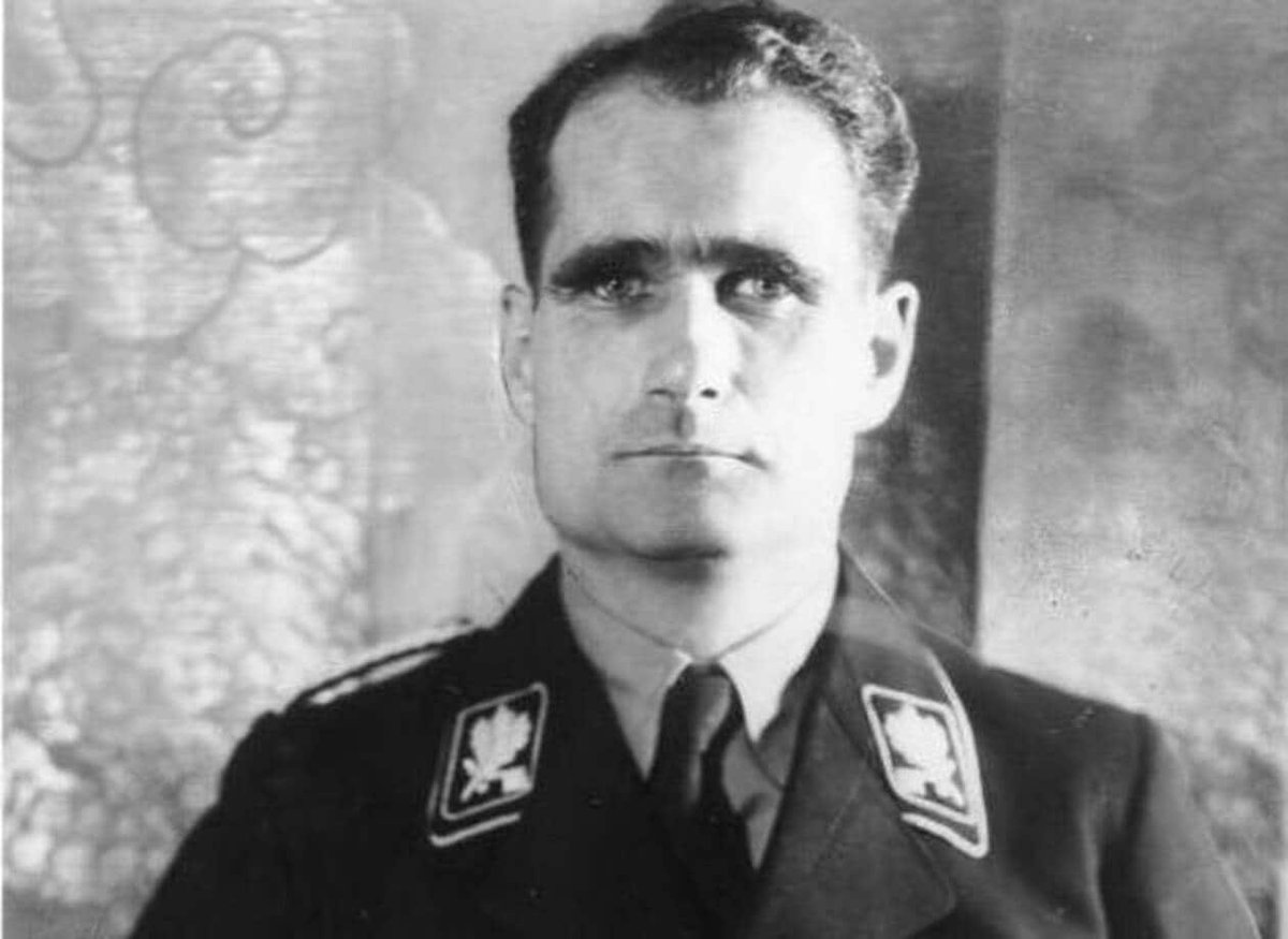 26 Avril 1894: Rudolf Hess (Rudolf Walter Richard Hess) naît à Alexandrie, dans le Khédivat d'Égypte. Homme politique Allemand, ancien Secrétaire Privé du Führer du Parti Nazi. Vice Führer du Parti Nazi entre 1933 et 1941, ancien Reichsminister. Il se suicide en 1987 à 93 ans