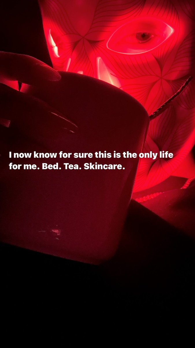 “Agora eu sei com certeza que essa é a única vida possível para mim. Cama. Chá. Skincare.” - Hailey Bieber via Instagram Stories.