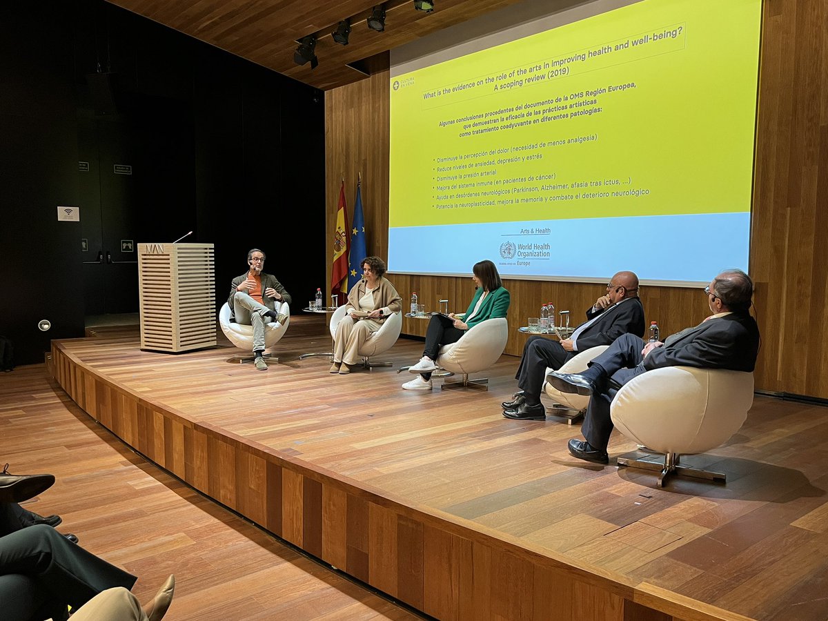 @jbeirak ↪ Juan García de Cubas, presidente de @CulturaEnVena_ , ha mencionado algunas de las evidencias que indican por qué la cultura puede ser un aliado para la práctica clínica, como la disminución de la percepción del dolor, haciendo referencia a un estudio de @WHO .