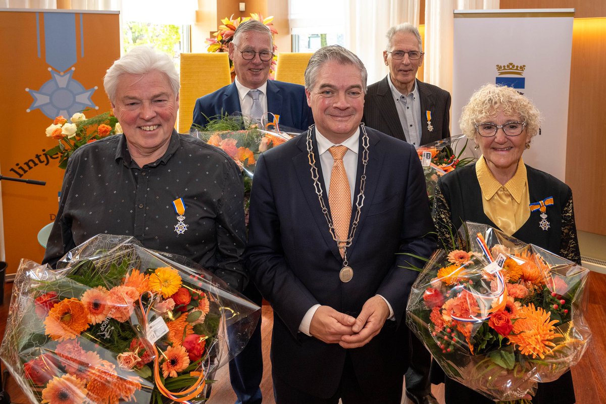Vanmorgen mocht ik tijdens #lintjesregen aan vier bijzondere inwoners van Diemen een Koninklijke onderscheiding uitreiken. Felicitaties aan Ad Saan, Ingeborg Kuiper, Kees Vleer en Steef Voorn. Dank voor jullie geweldige inzet voor de samenleving!