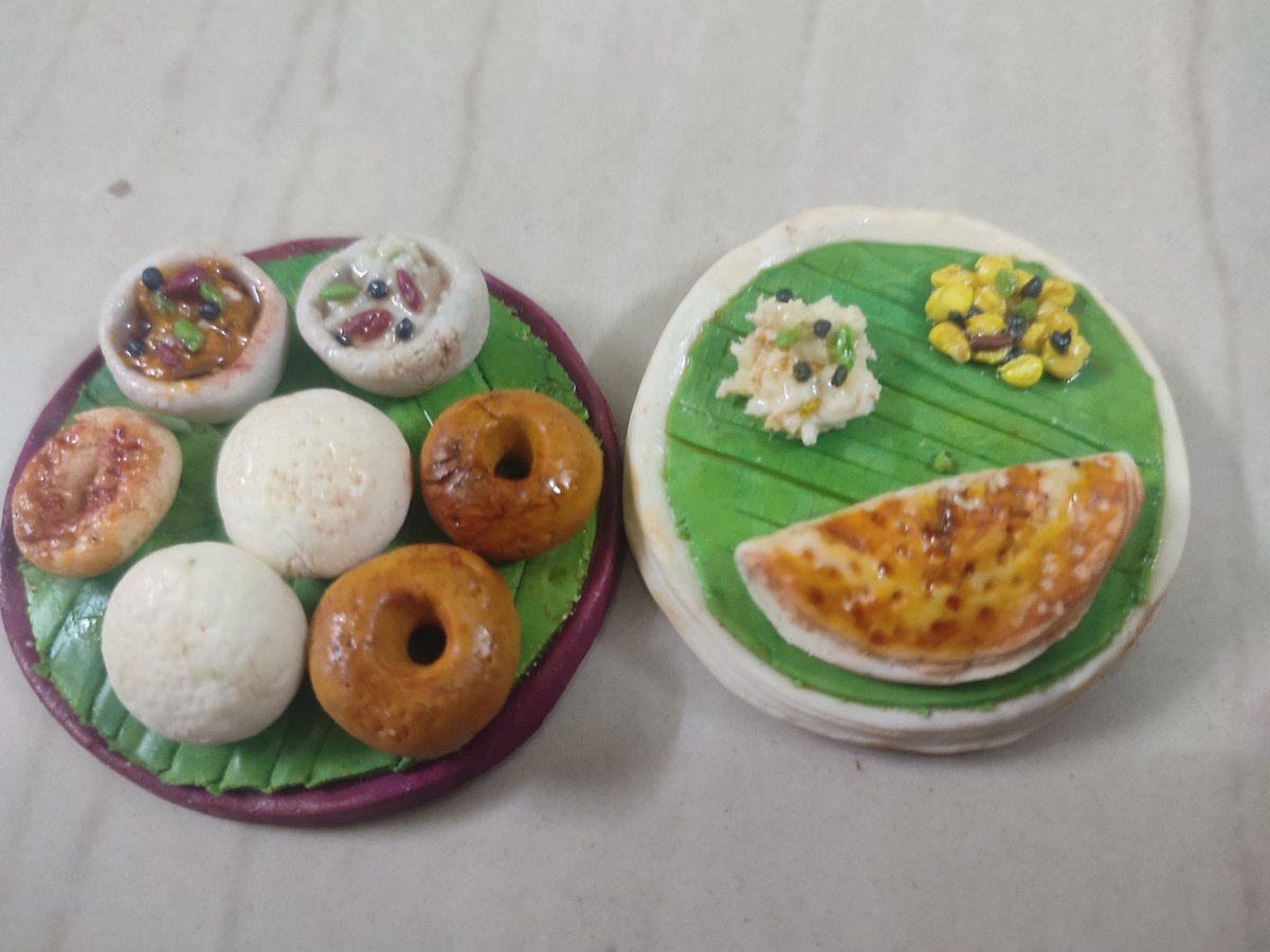 Learnt how to make miniatures today. The method is a bit complicated but it was a lot of fun...
#myartwork 
#fridgemagnets
#theme_pic_India_art