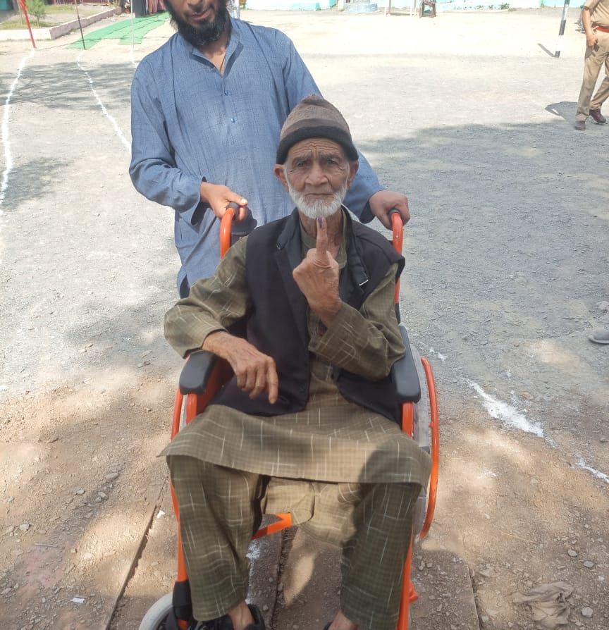 #ChunavKaParv #DeshKaGarv Mohd. Ramzan, 77 Years old PwD voters at GHSS Bagga embraced their democratic right by casting his vote in #GeneralElection2024. @ECISVEEP @ceo_UTJK @diprjk @vishesh_jk