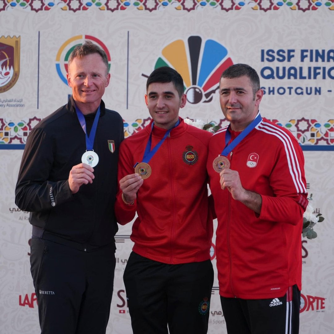 Tutiro_2020's tweet photo. 🏆 ¡Felicidades a nuestro campeón @AndresGPodium!
No podemos terminar la semana sin celebrar su increíble logro: ¡el oro 🥇 en el Campeonato del Mundo de ISSF de FO en Doha (Qatar)! 🌟
Asegurando su pase a los JJOO de #Paris2024 🙌🏻🎉
¡Todo un orgullo para el equipo #TUTIRO! 🥳👏🏻 https://t.co/vJWva5wmQM