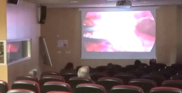 🥼El cirujano Sergio Salido ha realizado hoy en el 𝐇𝐨𝐬𝐩𝐢𝐭𝐚𝐥 𝐝𝐞 𝐂𝐚𝐛𝐮𝐞ñ𝐞𝐬 dos intervenciones con técnicas quirúrgicas novedosas para hernias de pared abdominal que se retransmitieron en directo al salón de actos