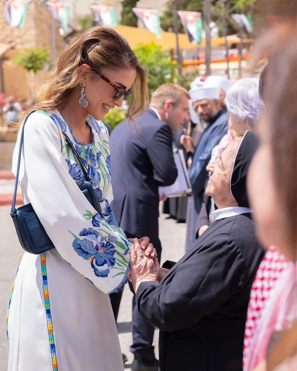 🇯🇴✝️ A picture of Queen Rania with a Christian nun in her last appearance in Madaba, Jordan

صورة للملكة رانيا مع راهبة مسيحية في آخر اطلالة لها في مادبا، الأردن

#ChristiansMENA