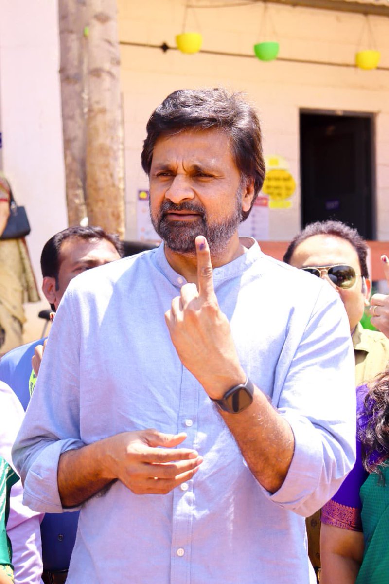 Former cricketer Javagal Srinath casts his vote in Mysuru. He appealed to fellow citizens not to miss the opportunity of electing their leaders. #LokSabhaPolls2024