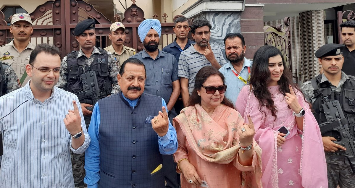 Union Minister @DrJitendraSingh & his family members cast their votes at a polling booth in Trikuta area of Jammu City. Speaking exclusively to me after casting his vote, he urged the people to come out in large numbers to exercise their democratic right.