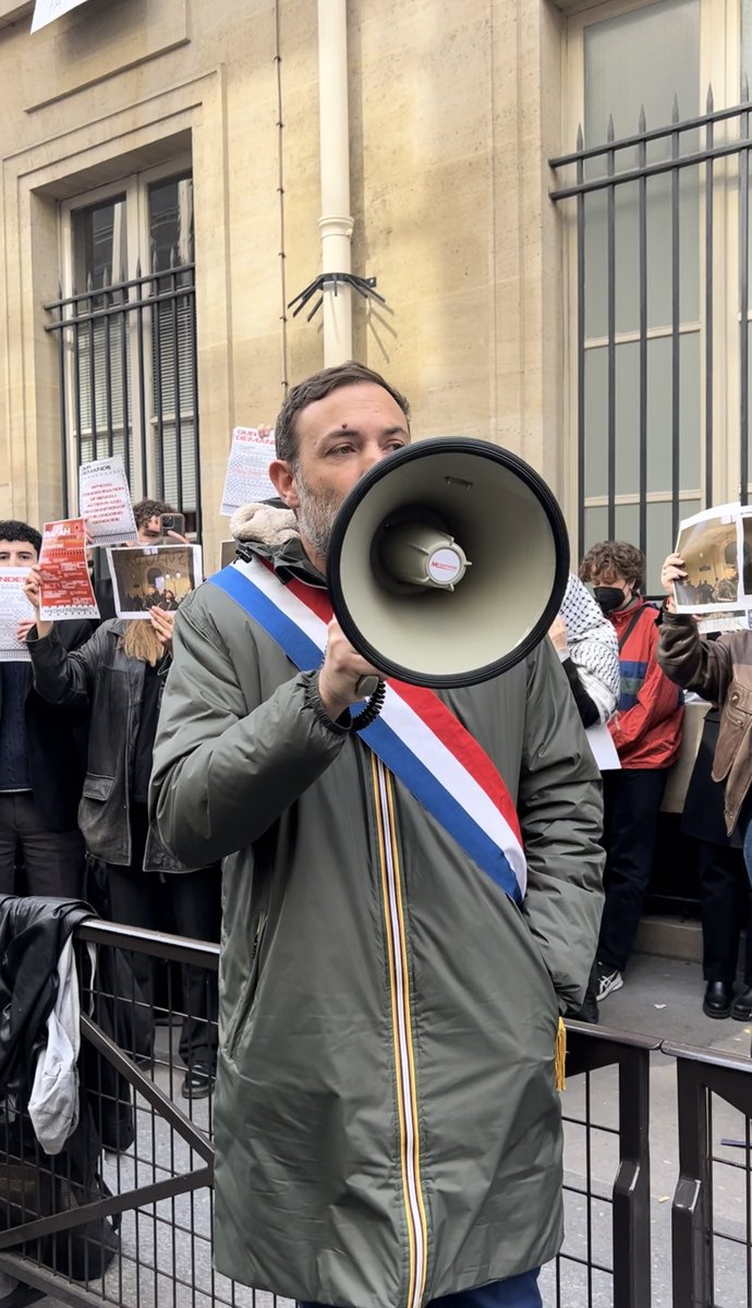 Aux côtés des étudiants de #SciencesPo mobilisés pour dénoncer le génocide à Gaza et demander un cessez-le-feu immédiat. Cette jeunesse est l’honneur de la France au moment où le gouvernement français continue d’être complice du massacre en cours dans la Bande de Gaza.