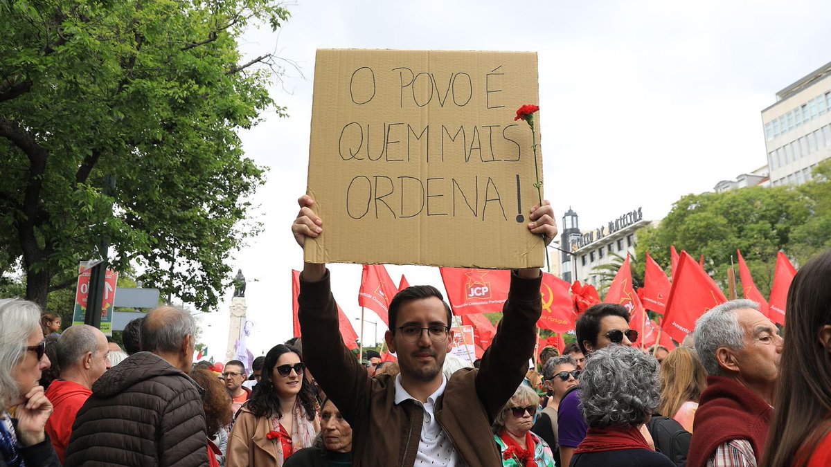 Há dias que não são para recordar mais tarde. São para recordar hoje e todos os dias, porque a democracia precisa de nós. Felizes 50 Anos do 25 de Abril a todos os que se juntaram à festa e a todos todos todos os que se negam a andar para trás! #PartidoSocialista