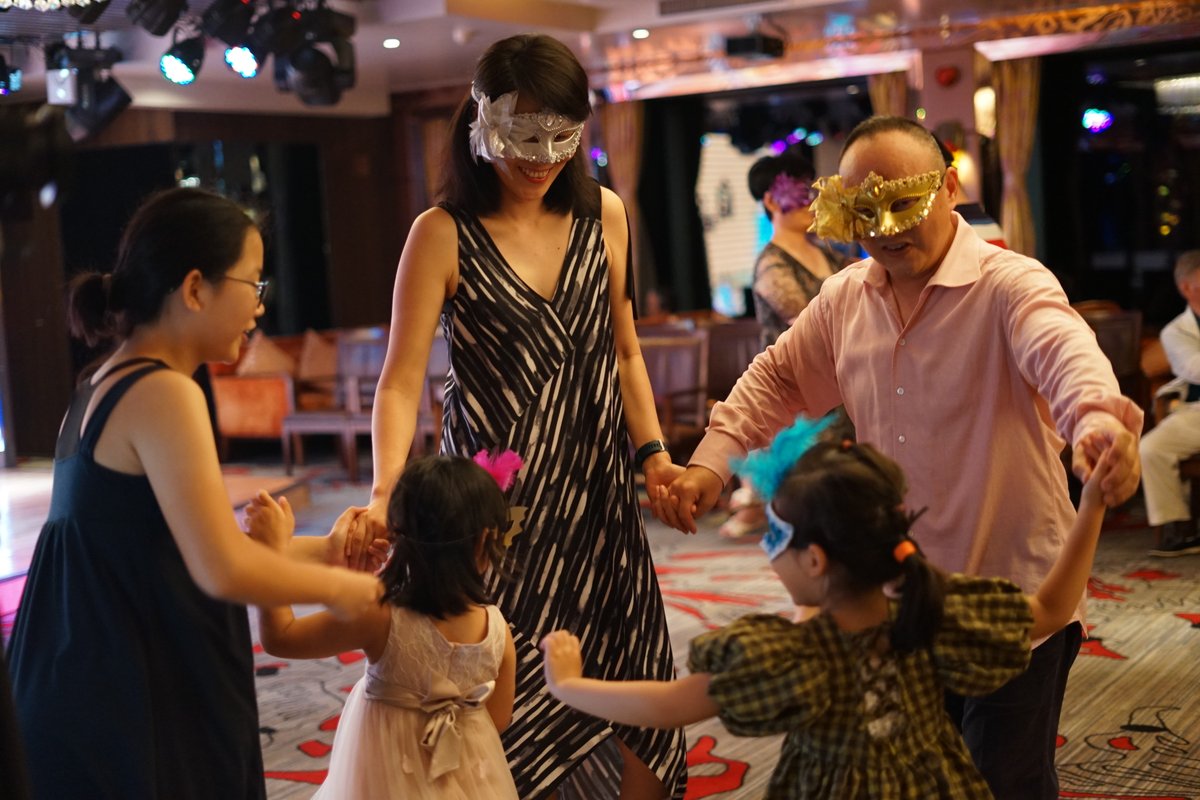 Discover the wonders of China's majestic Yangtze River with your loved ones onboard our family-friendly cruise! 🛳️💫 #ChinaTravel #YangtzeRiver #GrandCenturyCruises 🌏 #TravelGoals #ChinaHolidays