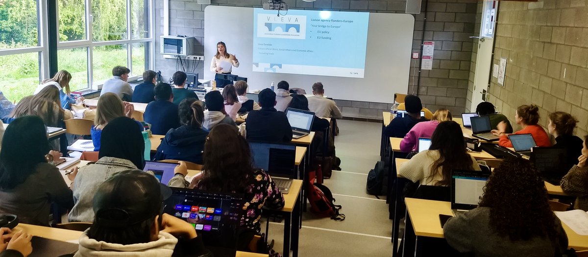 #Throwback naar @LieseVLEVA's gastcollege bij @viveshogeschool deze week! De pientere studenten leerden alles over de veranderde mindset achter het EU-handelsbeleid: 🚀Shift naar assertiviteit & open strategische autonomie 🇪🇺Hoe EU-waarden wereldwijd verspreiden door handel