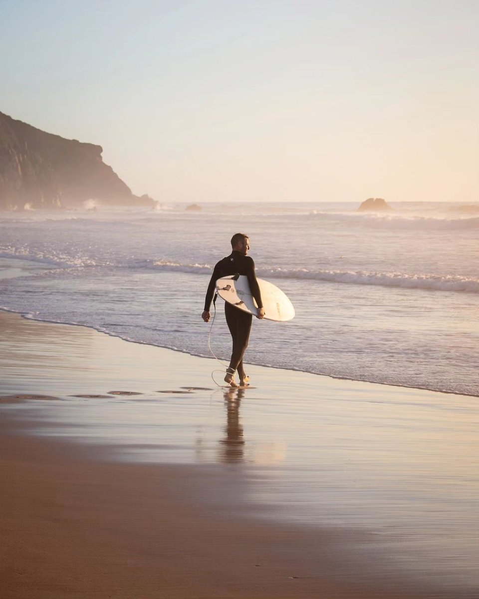 La costa del Algarve es un lugar maravilloso para los amantes de los deportes náuticos. Por ejemplo, el surf. ¿Alguna vez te has subido a una tabla?
📸 jerome_btd
📍 Algarve