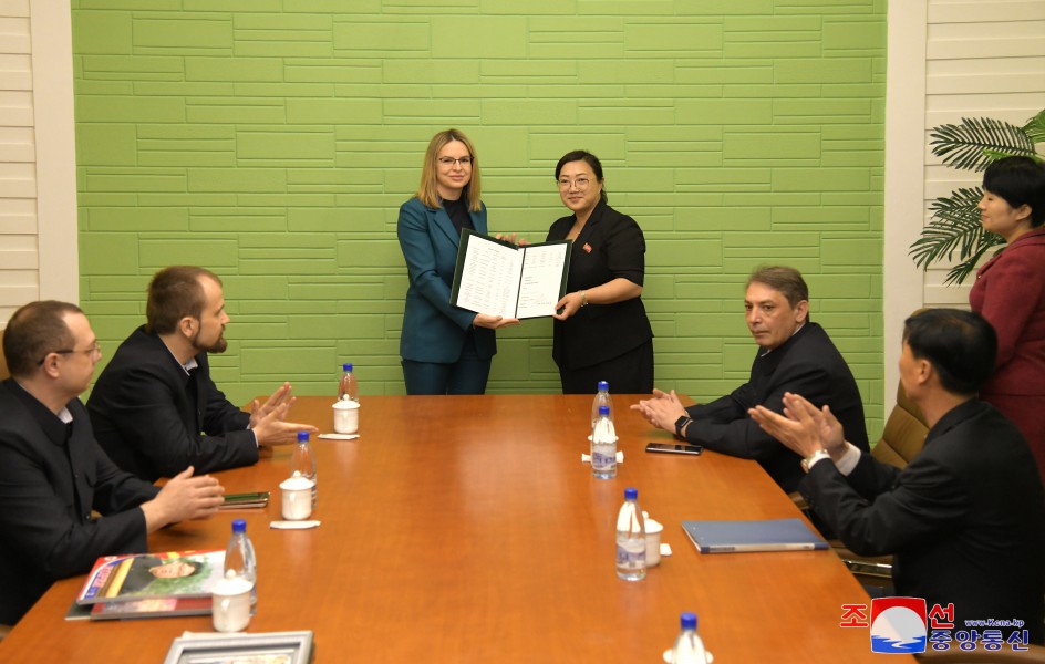 Moscow Zoo Presents Animals to Central Zoo of DPRK The Moscow zoo in Russia donated animals to the Central Zoo of the DPRK.The head of the Moscow zoo delegation of Russia on a visit to the DPRK handed the certificate to an official concerned on April 25. -0-