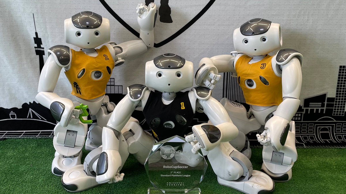 🤖 ⚽🥉 Die Nao Devils haben den 3. Platz der deutschen Roboterfußball-Meisterschaft belegt! Beim #RoboCup Germany 2024 in Kassel trat die Mannschaft aus kleinen Robotern gegen andere internationale Teams in der Liga „Standard Plattform“ an. 📸 Dominik Brämer