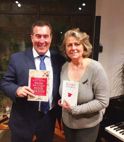 Ayer luego de la presentación de mis libros en Barcelona en la librería Byron, con Cristina Labat Ortiz y su esposo que gentilmente me saludaron.