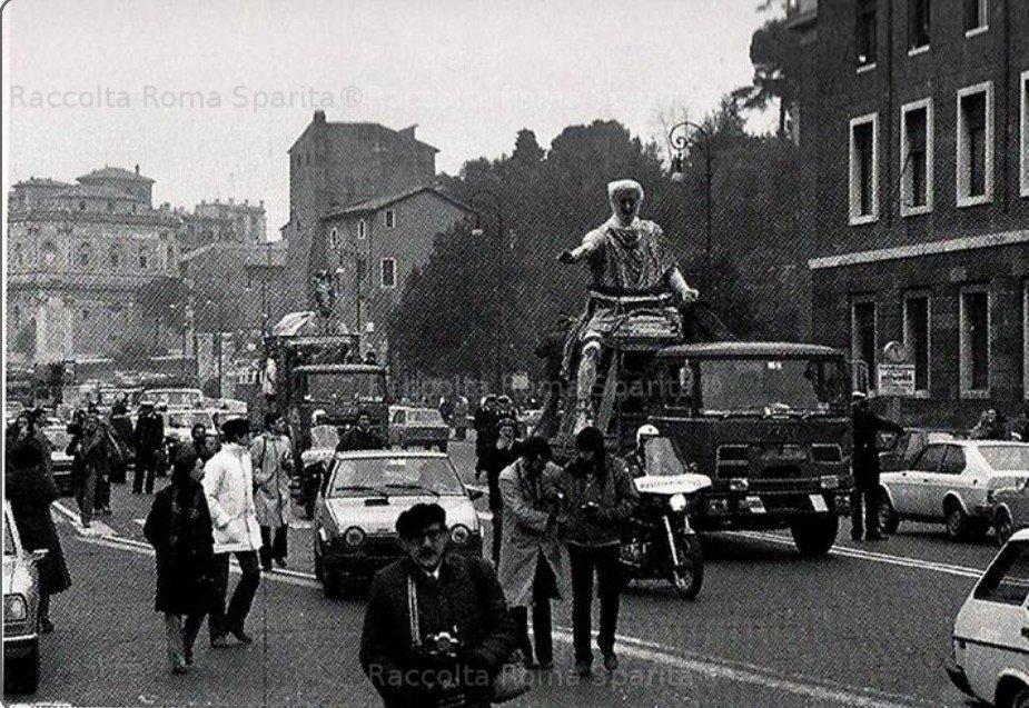 Y aquí las alucinantes imágenes del traslado de la estatua ecuestre de Marco Aurelio en 1981 para su restauración. El emperador saludando al pueblo de Roma casi 2000 años después