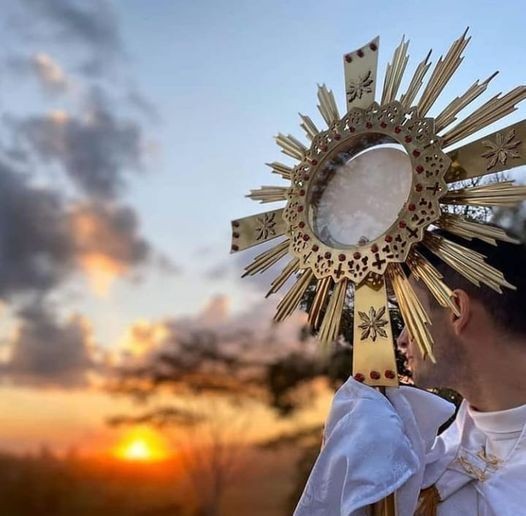 Cielos y tierra, bendecir al Señor...