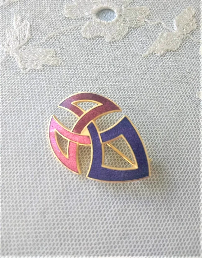 Vintage 1980s🖤
Made in England Vintage 22k Gold Plated Enamelled Celtic Style Small Brooch , Packed for Gifting 🖤 #MHHSBD #TheCraftersUK #UKSmallBiz #supportsmallbusiness #vintage #vintagelove #vintagejewelry #brooch  lovesvintage43.com/product/1980s-…