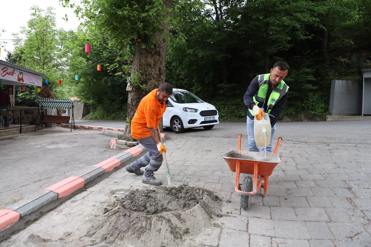 Ekiplerimiz, şehrimizin muhtelif yerlerinde altyapı ve üstyapı iyileştirme çalışmalarını titizlikle sürdürüyor. İşimiz, gücümüz Zonguldak!