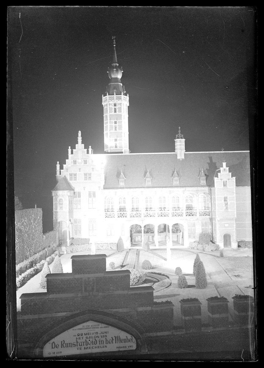 Tijd voor een terugblik! Dit is een foto van ons museum in 1952, waar toen een tentoonstelling van kunstmeubelen liep ter gelegenheid van de Torenfeesten. Een mooie herinnering aan hoeveel verhalen en geschiedenis in ons museum al zijn vertoond.

© Stadsarchief Mechelen
#mechelen