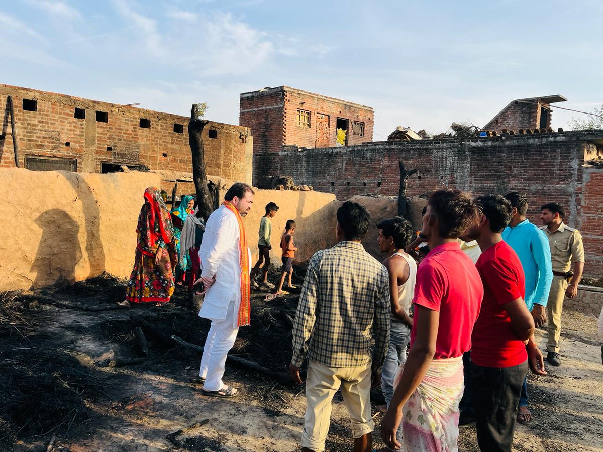 SatishSharmaBBK's tweet photo. विधानसभा दरियाबाद अन्तर्गत विकास खण्ड दरियाबाद के ग्राम शोभापुर (मुरारपुर) में 2 दर्जन से अधिक घरों में आग लगने की सूचना प्राप्त होने पर गाँव पहुँचकर अग्नि पीड़ितों से मिलकर सांत्वना दिया एवं सम्बन्धित अधिकारियों को सहायता दिये जाने का निर्देश दिया। https://t.co/NpWRUzCgvN
