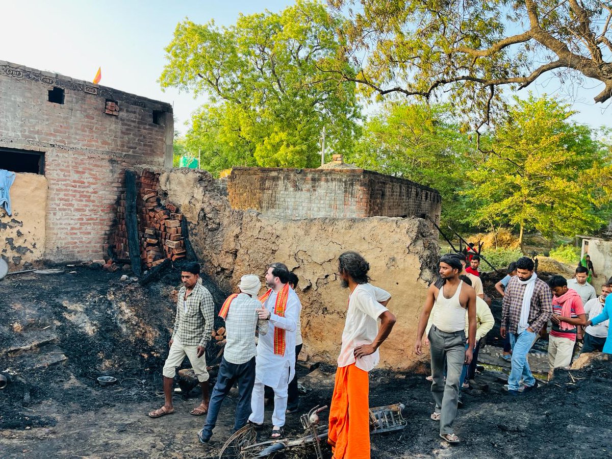 SatishSharmaBBK's tweet photo. विधानसभा दरियाबाद अन्तर्गत विकास खण्ड दरियाबाद के ग्राम शोभापुर (मुरारपुर) में 2 दर्जन से अधिक घरों में आग लगने की सूचना प्राप्त होने पर गाँव पहुँचकर अग्नि पीड़ितों से मिलकर सांत्वना दिया एवं सम्बन्धित अधिकारियों को सहायता दिये जाने का निर्देश दिया। https://t.co/NpWRUzCgvN