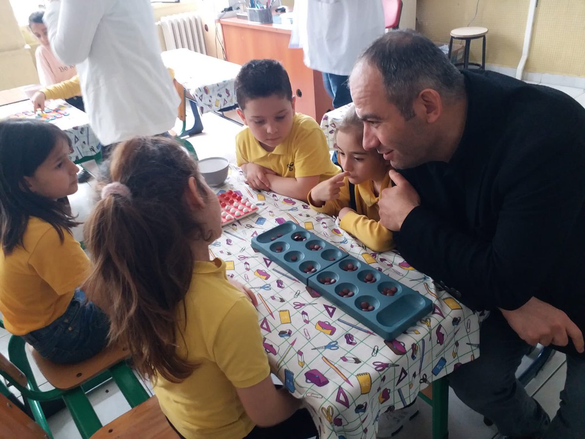 BafraHEM's tweet photo. "Hayat Boyu Öğrenme Kurumları, Geleceğimiz Olan Çocuklarımızla Buluşuyor" projesi  Minik Eller , Büyük Hayaller  temalı Etkinliklerimiz Bafra Altinyaprak İlkokulu ve anaokulunda anahtarlık, bileklik taki yapımı ve Akil  Zeka oyunlari  olarak gerçekleşti. https://t.co/D7p6uypnng