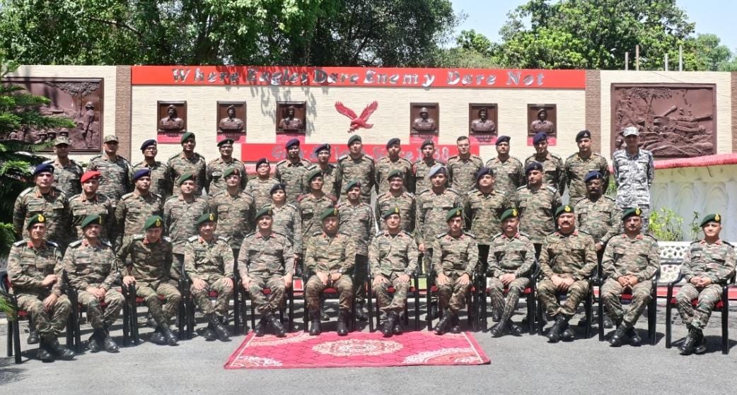 Lt Gen Sanjay Mitra, GOC #StrikeOne visited #Prayagraj to review the operational preparedness of #RedEagleDivision. The General Officer complimented the formation on the training standards achieved and exhorted all ranks to be ever prepared for any contingency in the future.…
