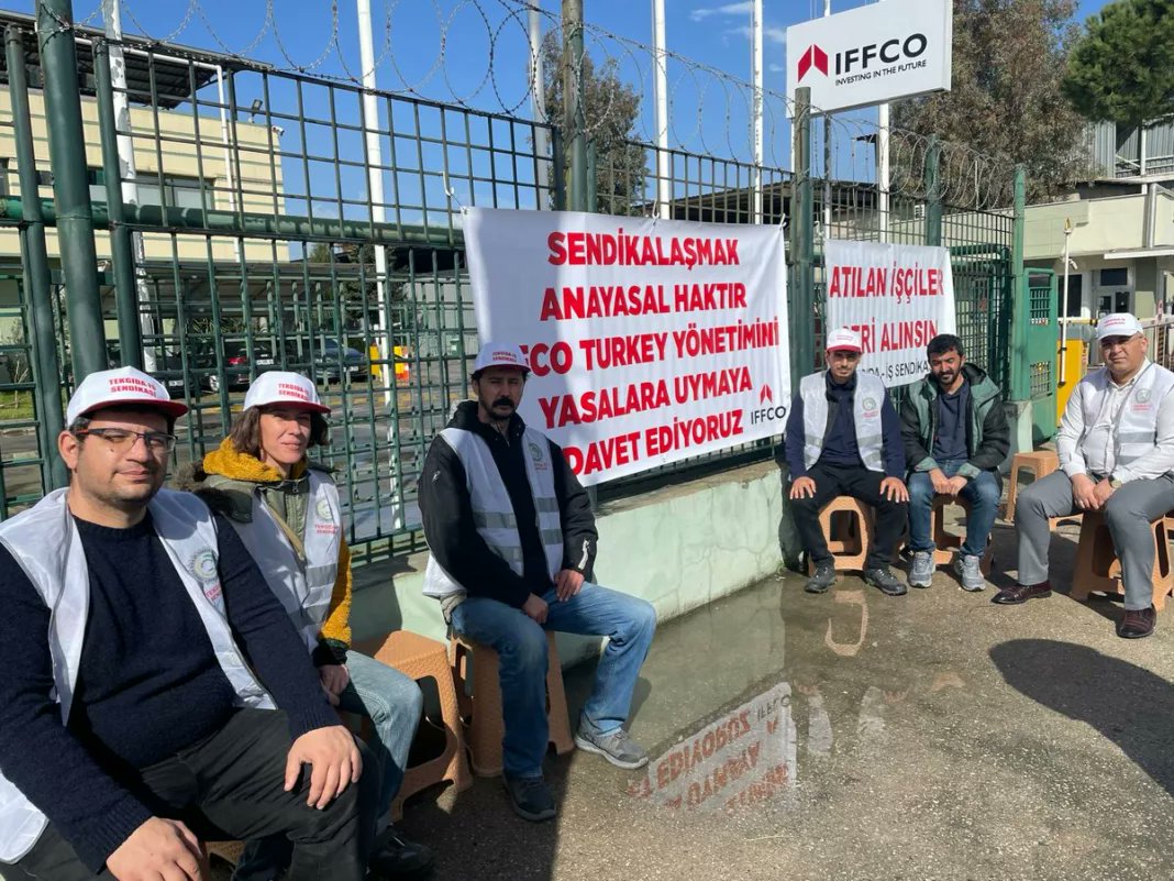 📣 IFFCO direnişinde kritik dönemeç: SGK müfettişleri fabrikada #IFFCO direnişi 54. gününde devam ederken işçilerin mücadelesi sonuç vermeye başladı. SGK müfettişleri fabrikada incelemede bulundu ve işçilerin taşeron firmalar üzerinden gösterildiği belgelenmiş oldu. SGK’nın…