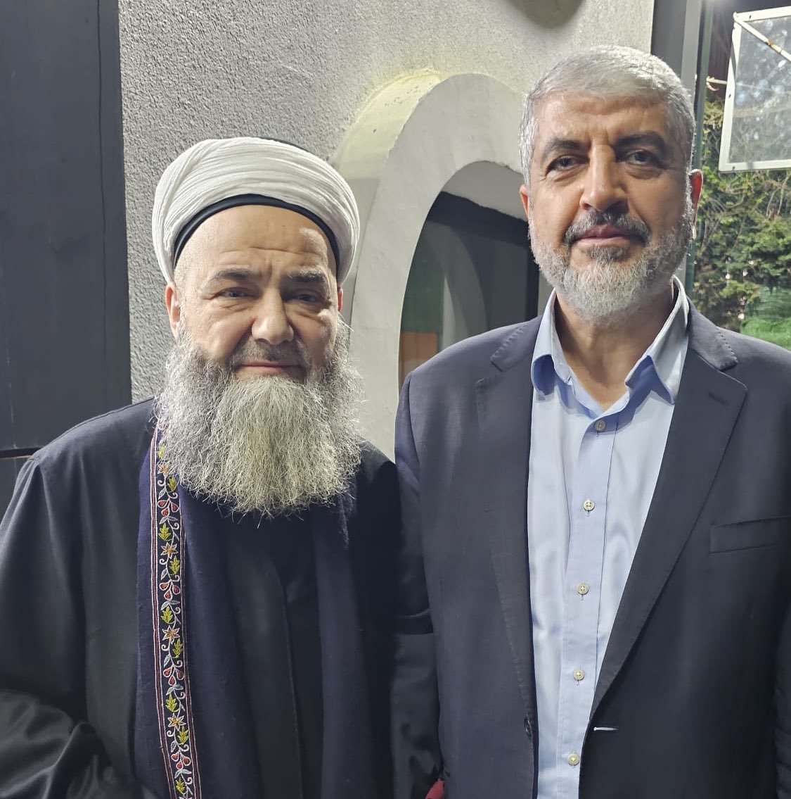 📍Cübbeli Ahmet Hoca, Hamas yöneticilerinden Hâlid Meş'al ile buluştu! Cübbeli Hoca: “Hükümetimizin şu anda size karşı yardımı nasıldır?” diye sordu. Hâlid Meş'al: “Eskisinden çok daha fazla bize yardım ediyorlar ve bizi destekliyorlar. Tabî ki Türk toplumunun bizim arkamızda…