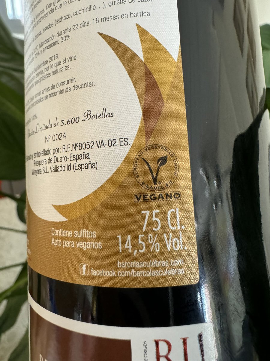 🌱 ¿#SABÍASQUE todos nuestros vinos están certificados oficialmente como vinos veganos por la Unión Vegetariana Española? Elige entre Barco las Culebras: 🍷Joven 🍷Roble 🍷Crianza 🍷Reserva 🍷Edición Especial X Aniversario 🛒 barcolasculebras.com/tienda-online