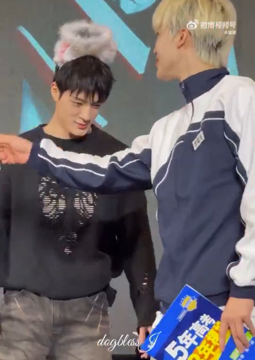 ละโน่เหมือนแมวขี้สงสัยอะ เห้นชึดพี่แจมินก็ไปจับๆจ้องๆ ดื้อมาก ทำไมน่ารักขนาดนี้ㅠㅠ