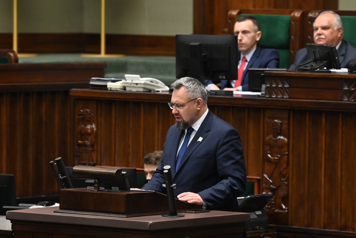 📌#Sejm w I czytaniu rozpatruje poselski projekt ustawy o zmianie niektórych ustaw w celu naprawy ładu korporacyjnego w spółkach z udziałem Skarbu Państwa. 👉Celem proponowanych rozwiązań jest podniesienie wymogów kwalifikacyjnych i zaostrzenie kryteriów wykluczających dla…
