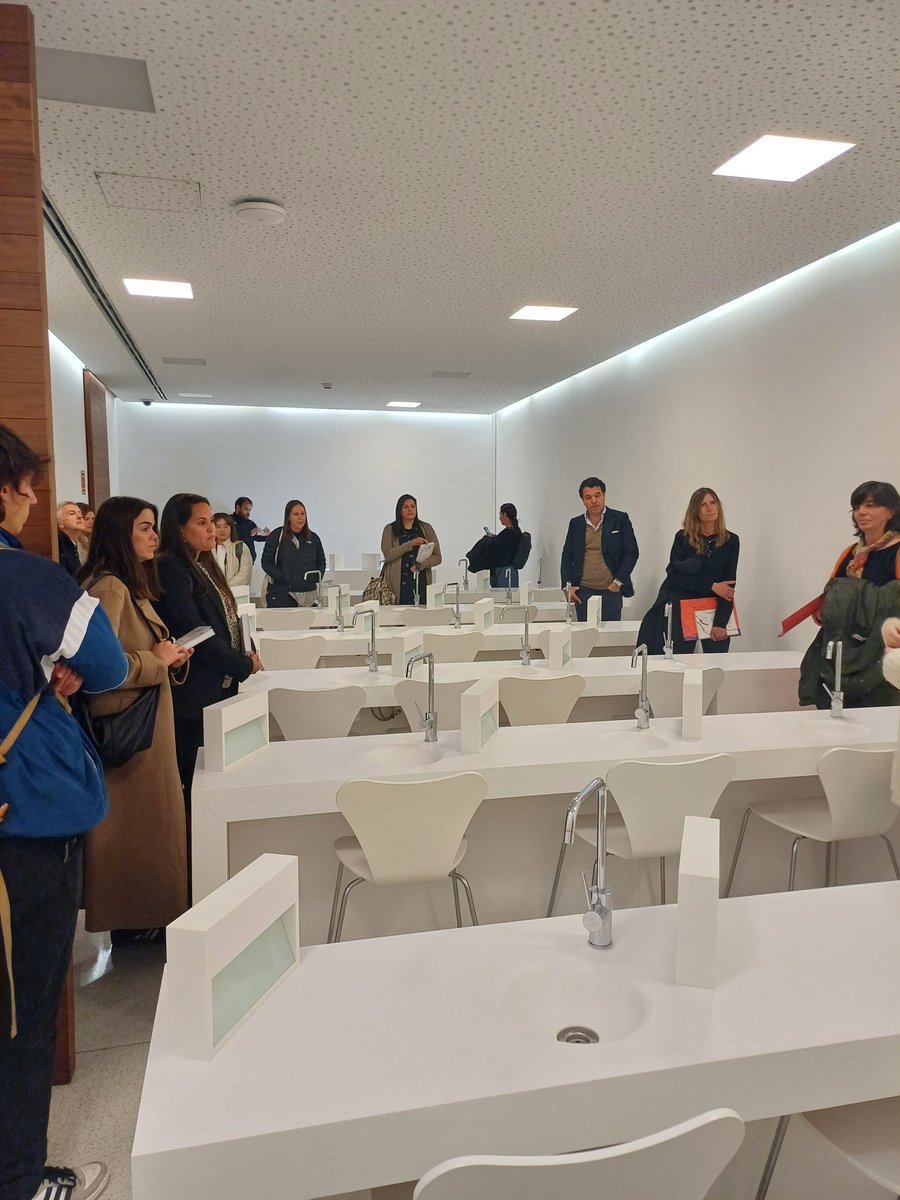 🤝🍷 hoy hemos recibido a los alumnos del Máster de #EnoturismoUR de @unirioja parq conocer la filosofía del centro y también ver de primera mano la actividad de @sumilleresrioja 
¡Gracias por venir!
#enoturismo #culturaderioja #turismo #cultura #encuentrosprofesionales