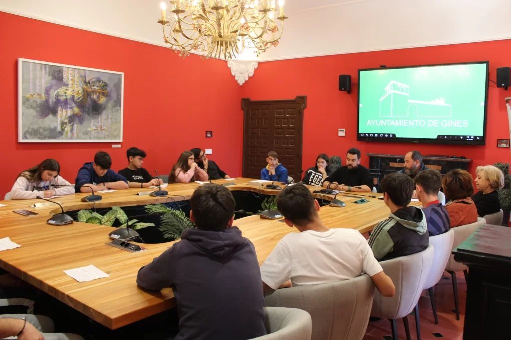 El pasado 10 de abril, alumnos y alumnas de 4º de ESO del IES El Majuelo tuvieron la oportunidad de participar en la política local de su municipio, defendiendo las medidas que habían contemplado en su decálogo municipal.
 buff.ly/4b936cY