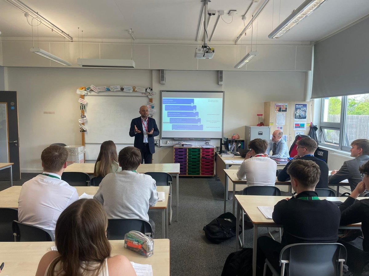 Good to speak to A-level Economics students at @SouthBromsHigh about the importance of economics in policy making. Lots of great questions from the students! Thank you to for a great visit.