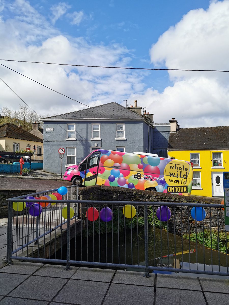 Looks who's here!!! Welcome to Bantry Library @LaureatenanOg Patricia Forde and her excellent team of writers and illustrators. What an exciting day! Check out the rest of the West Cork events this weekend @KidsBooksIrel childrenslaureate.ie/laureate-proje…