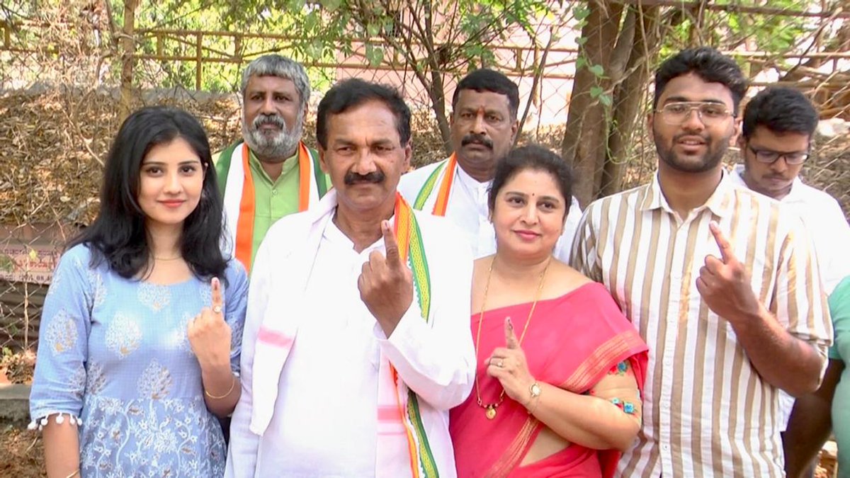 Congress candidate M Lakshman with his family after casting his vote in Mysuru. 📸 Special arrangement