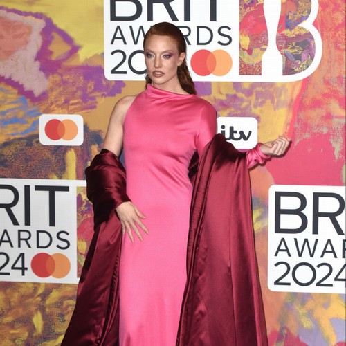 Jess Glynne nearly quit music because of the scrutiny she's faced dlvr.it/T62jcR