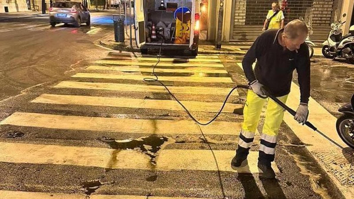 Palermo, rubano il furgone della municipalizzata con l’operaio dentro, poi lo scaricano in corsa palermo.repubblica.it/cronaca/2024/0…