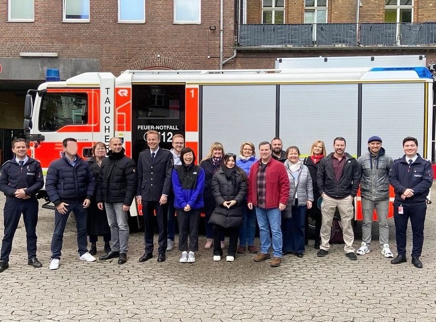 🚒 Team Düsseldorf ist Feuer und Flamme! Am 17. April hat das gesamte Team des US-Generalkonsulats die Feuerwache 1 in #Düsseldorf besucht, um ein vorgeschriebenes Brandschutztraining zu absolvieren. Von Feuerwehrchef David von der Lieth wurden wir zunächst durch das…