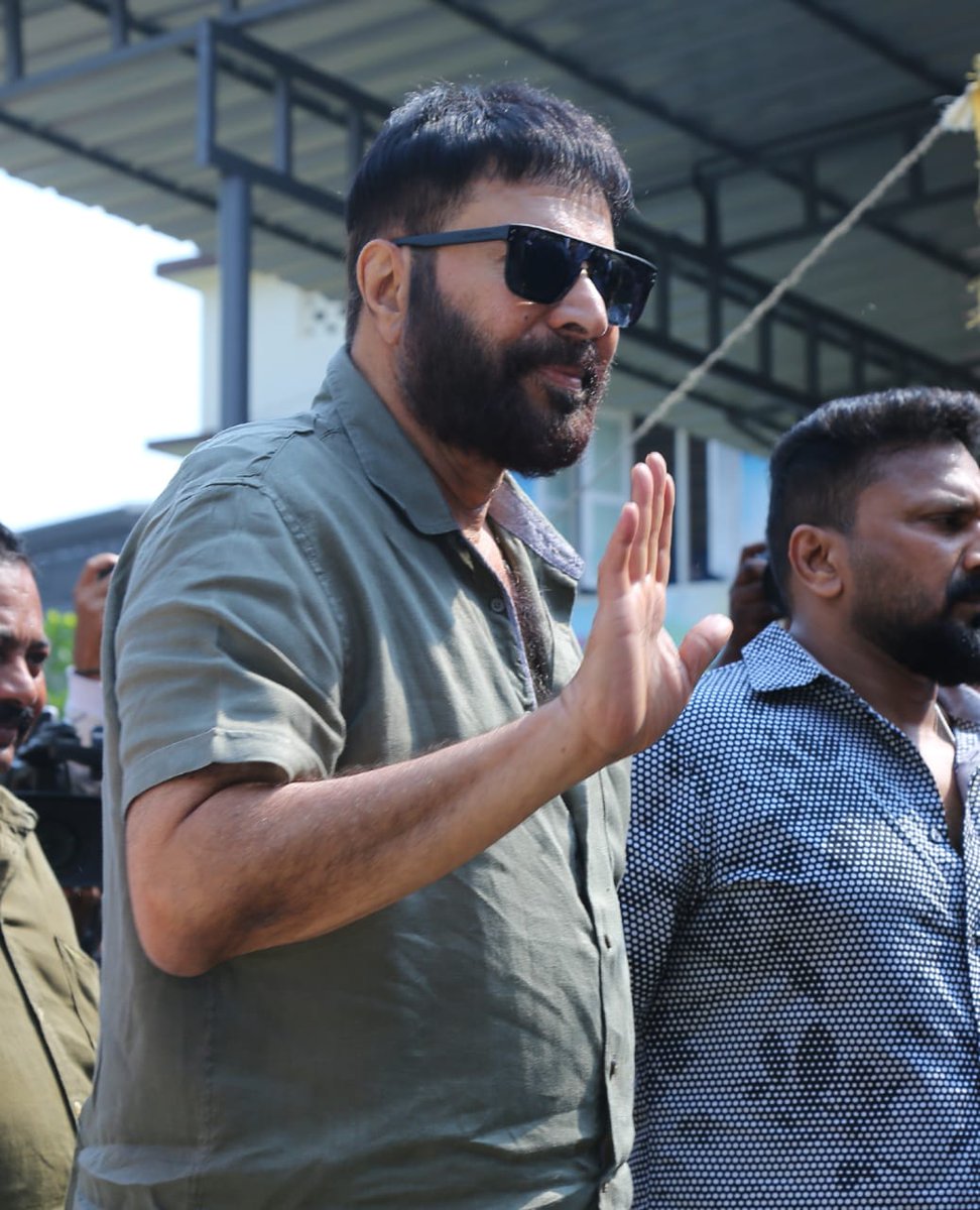 Mammootty participated in the democratic process by casting his vote at a polling booth in Ponnurunni, Kochi. #Election2024 #mammukka @NewIndianXpress @xpresskerala