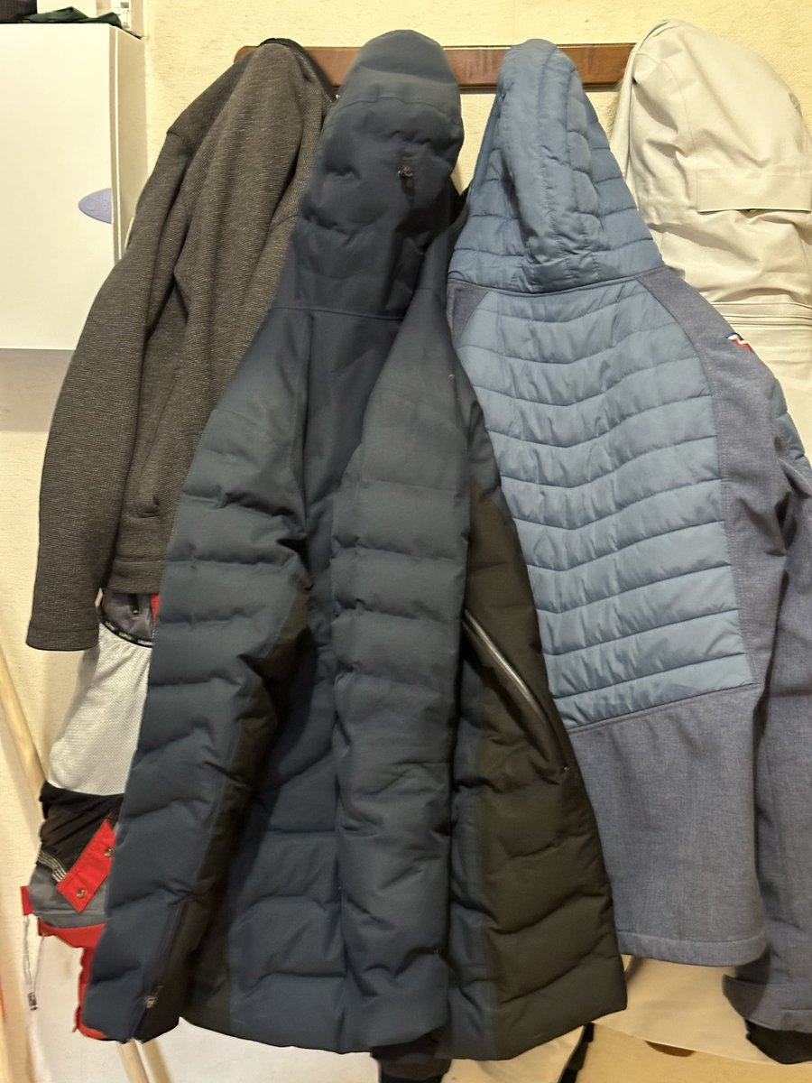 Hello <a href="/mammut/">Mammut</a> voici ma doudoune 1000€ en fév2023 ; après qqes utilisations le bleu marine a complètement déteint 😱… pour ce prix là, moyen moyen… et la seule réponse de Mammut c’est : renvoyez nous la en Allemagne et on verra ce qu’on peut faire..sans blaguer?!mammut=nul