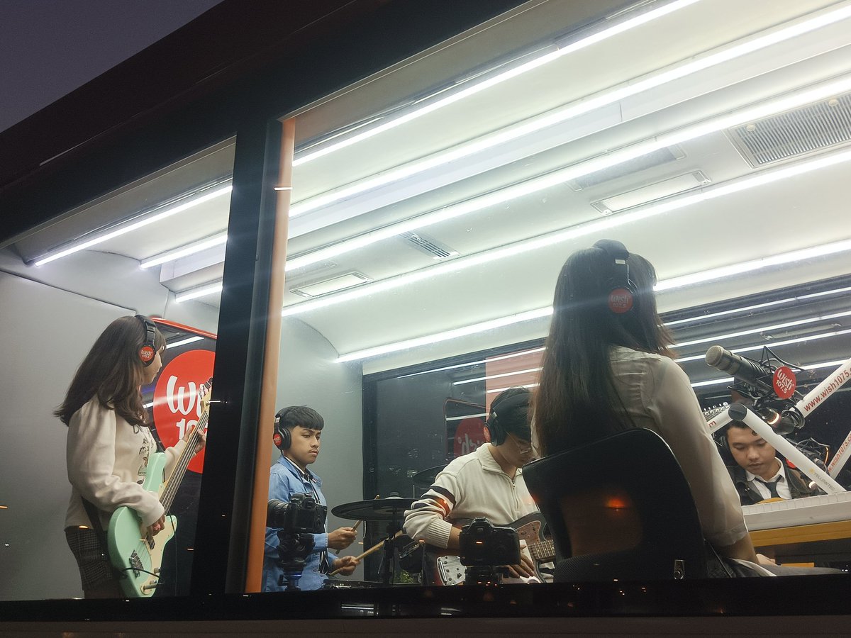 Robin01_15's tweet image. Here at wish bus listening to #MidtermSeason 🎶

#WishBus1075