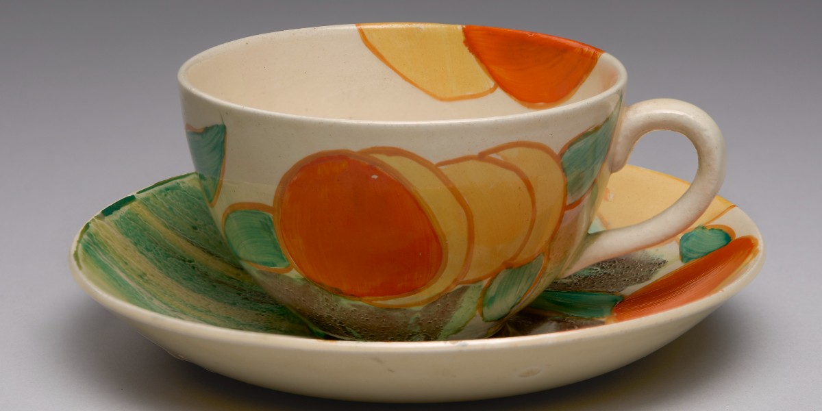 Today, @HistoricEngland are unveiling a blue plaque in Stoke-on-Trent dedicated to Clarice Cliff (1899-1972), one of the most influential ceramics artists of the 20th century. To celebrate her ceramic legacy, we’re sharing recently catalogued 1930s Clarice Cliff pieces.